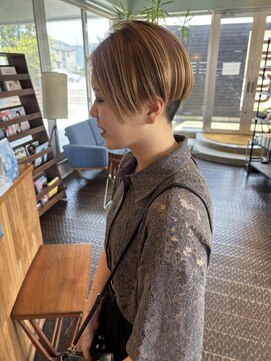 ヘアラウンジ アングゥ(hair lounge ungu) ハイトーン刈り上げスタイル