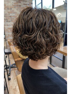 ヴィサージュクルー(VISAGE crew) ウェービーボブ！カールを最大限活かしたパーマスタイル！