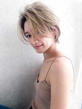 エイミー(Aimee) Aimee ハンサムショート×ホワイトベージュ