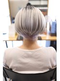 ホワイトブリーチ、根本ブラック