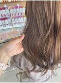 透明感パールベージュ艶カラーゆるふわウェーブ巻きロングヘア