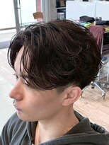 フィフス(fifth)&nbsp;原宿毛流れフェザーパーマセンターパートビジネスヘア刈り上げ