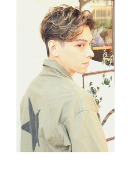 ジジバイワースホワイル(jiji by WORTH WHILE) 刈り上げセンターパートサーフカールフェザーパーママレットヘア