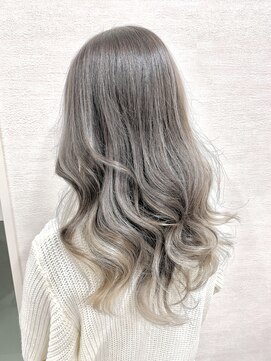 トゥエンティ(twenty) ホワイティーグレージュ