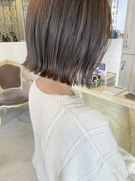 ツイギー 伊賀上ビル店(TWiGGY) 切りっぱなしミニボブ。オリーブグレージュカラー。