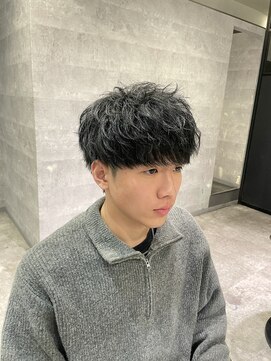 アンダーバーホワイト(_WHITE) 黒髪無造作マッシュ