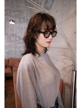 シカ(sica) 顔まわりロングウルフスタイルにパーマ