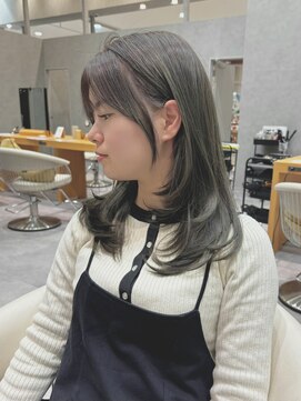 ミディアムレイヤースタイル　オリーブグレージュカラー