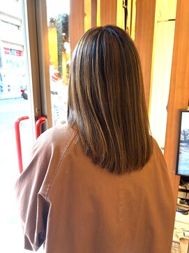 おしゃれに白髪をカバー　ナチュラルハイライト