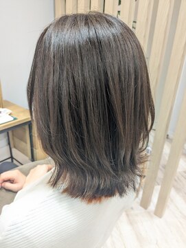 ロエネ(LOENE) ［佐々木］インナーカラー×切りっぱなしミディアム