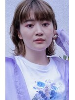 ラウレア(LAULEA)&nbsp;透明感ミルクティベージュ＋外ハネがかわいいくびれミディ