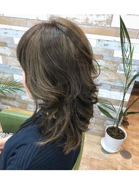 ハウオリ ヘアーワークス(Hauoli hair works) ホリゾンタルハイライト×カーキ×ウルフスタイル