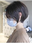 大人かわいいショートボブ フェザーバング 前髪なし