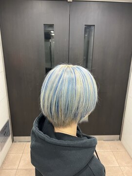 モモ(MOMO) ホワイトブロンド×ブルーハイライト