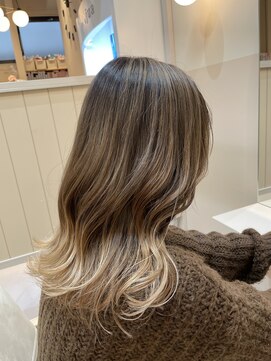 シダ(sida SAIIN) ミディアム20代30代シャドウルーツハイライトグラデーション