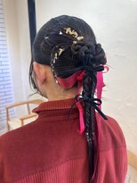 シフト(SHEEFT) 編み込みローポニーテールヘアセットリボン金箔顔周り