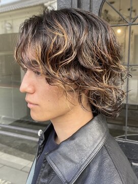 カムジーヘッドカミノウラ(COMEGHEAD KAMINOURA) センターパートスパイラルパーマツーブロック刈り上げメンズヘア