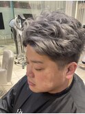 無造作ハイトーンくせ毛ショート×ツーブロ×アップバング