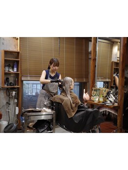 「美容室が苦手な人が通いたいサロン」表参道で活躍したスタイリストが仕上げまでしっかり担当。