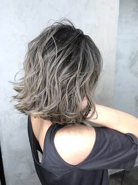 アポロ 横浜駅店(apollo) ハイライトの繰り返しで作るバレイヤージュ☆