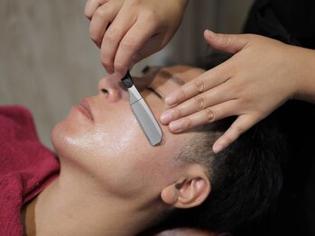 マスタッシュ(MUSTACHE)の写真/【シェービング・眉毛】髪・ひげ・眉毛まで。大人の身だしなみを一つの場所で整える