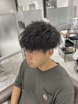 キートス(Kiitos)&nbsp;ツイストスパイラルパーマツーブロック刈り上げ黒髪マッシュ