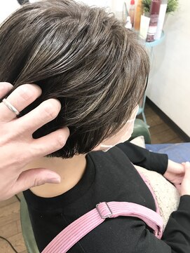ヒッピーヘアー(Hippie Hair) ハイライト入り　アッシュグレージュ