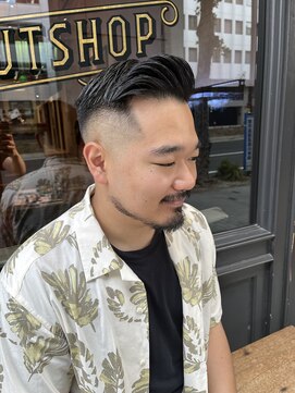 フォーコーナーズ(Four Corners) 七三分け/サイドパート/フェードカット