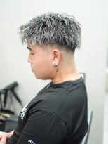 スラッシュ(SLASH)&nbsp;ツイストパーマ/短髪/ホワイトメッシュ/スキンフェード/姫路