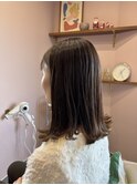 毛先に遊びを足したグレージュカラー