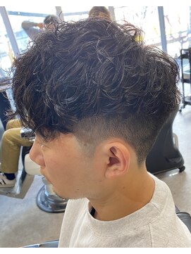 フランクスバーバーザスタンド(Frank’s barber the stand) スペインカール　ローテーパーフェードツーブロック