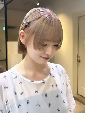 ベレーザ 渋谷(BELEZA) 10335秋色透明感オリーブベージュショコラブラウン耳かけボブ