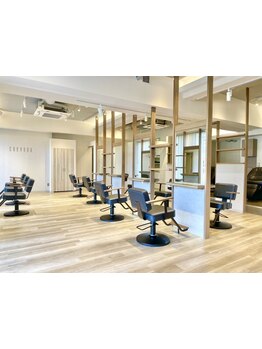 丁寧なカウンセリングと洗礼された技術が好評のCHEVEUX◇アットホームな雰囲気で清潔感と居心地の良さが◎