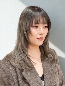 くすみグレージュ×レイヤーミディ