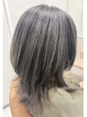 アッシュグレー×ミディアムウルフスタイル