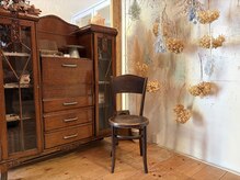 ブレイブ ヘアーアンドアイラッシュ(BRAVE hair & eyelash)の雰囲気(オーガニック、アンティーク、フラワーをイメージした受付。)