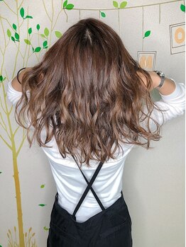 トモズヘアデザイン(Tomo's Hair Design)の写真/【大和駅近サロン♪】イメージを変えたいけど大きく髪型を変えたくない…そんな時にはカラーでイメチェン！