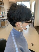 ハチ(hachi)&nbsp;20代30代大人キレイマスキュリンショート暗髪くせ毛小顔丸みボブ