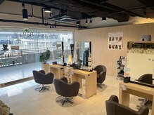 カペリベラグラマラス CapelliBellaGLAMOROUSの雰囲気（圧巻のフラワーボード♪店内を見回すだけでも心が躍ります。）