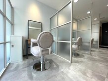 明るい店内で全席半個室なので周囲の目も気にせずリラックス