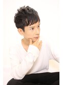 黒髪で演出する無造作メンズショートスタイル