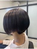 パープルアッシュの前下がりショートボブ