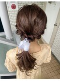 ローポニー　パーティーヘア　リボン　フェミニン　巻き髪