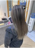大人かわいいバレイヤージュブリーチハイライトグレージュ
