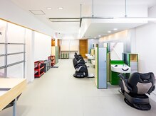 アヤタ 幸町店(AYATA)の雰囲気(ゆったりとくつろげる店内、窓際のカウンターで作業も可能です。)