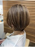 大人可愛いハイライトハイトーンベージュボブショート