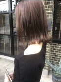大人可愛いハイトーンアッシュベージュ×外ハネ艶髪ミディ