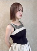 柔らかベージュのストレートボブ