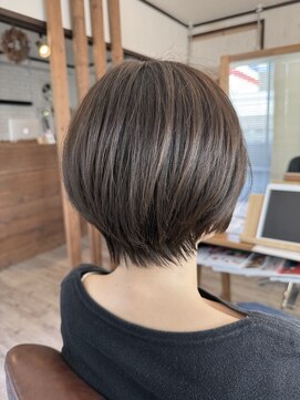 ラニ ヘアーアイラッシュ(lani hair eyelash) グレージュ×ショートボブ