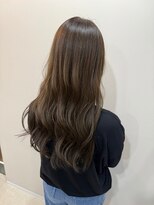 カミエ(kamie)&nbsp;透明感のあるブラウンロング×ツヤ髪で大人っぽく